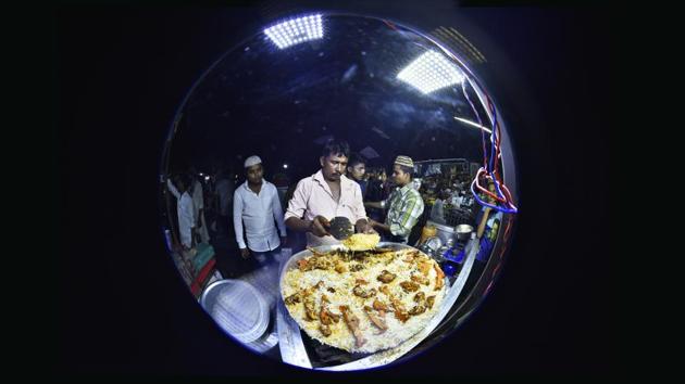 Outside the Jama Masjid, following Iftar the lanes of Old Delhi become a paradise for food lovers looking for something delicious to gorge on during Ramzan.  (Arun Sharma/HT PHOTO) 