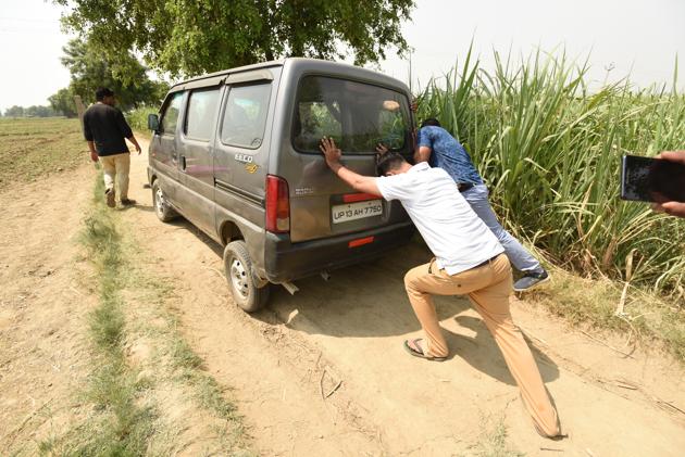 The car in which the eight family members were travelling. (Virendra Singh Gosain/HT PHOTO) The car in which the eight family members were travelling. (Virendra Singh Gosain/HT PHOTO)