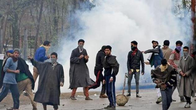 A group of youth pelt stones at security forces during an anti-militant operation in central Kashmir's Budgam district in March.(PTI File Photo)