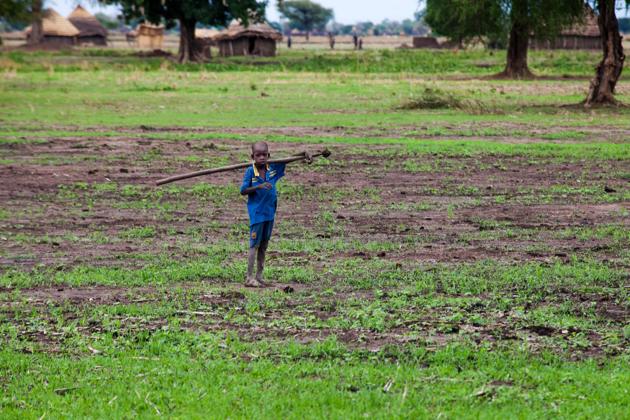 A child works on a land outside Aweil, Northern Bahr al Ghazal, South Sudan. Around 100,000 people face starvation in South Sudan, where crop production has plummeted since 2013 as conflict has killed tens of thousands and forced 3.5 million people from their homes.  (Albert Gonzalez Farran / AFP) 
