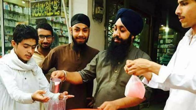 Sikh businessman Sahib Singh has set up a stall outside his medicine shop in Peshawar to dole out sweet-drinks, ‘lassi’ and food to fasting Muslims. (Twitter Photo) Sikh businessman Sahib Singh has set up a stall outside his medicine shop in Peshawar to dole out sweet-drinks, ‘lassi’ and food to fasting Muslims. (Twitter Photo)