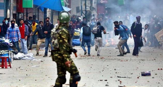A group of youths started shouting pro-freedom slogans at Nowhatta after Friday prayers ended at the historic Jamia Masjid.(HT File Photo)