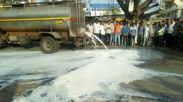 Two tankers of milk heading towards Mumbai were damaged as farmers from several districts in Maharashtra started their strike on Thursday.(HT)