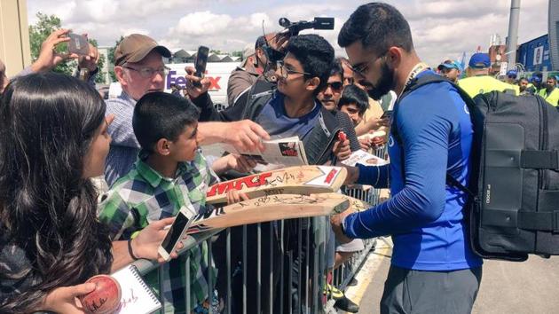 Virat Kohli gives out autographs in front of Edgbaston Cricket Ground. (TWITTER) Virat Kohli gives out autographs in front of Edgbaston Cricket Ground. (TWITTER)