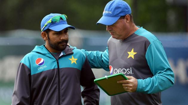 Pakistan's coach Mickey Arthur (R) talks with Pakistan's Sarfraz Ahmed (L) in preparation to their ICC Champions Trophy match against India.(AFP)