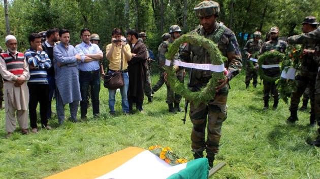 A soldier pays tribute to his colleague during his funeral, Kulgam, Srinagar, Jammu & Kashmir, May 10, 2017(Waseem Andrabi/HT)