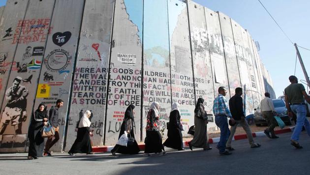 Palestinians walk through an Israeli checkpoint between the West Bank town of Bethlehem and Jerusalem as they head to Jerusalem's Al-Aqsa Mosque compound for the first Friday prayers of the Muslim holy month of Ramadan on June 2, 2017. (AFP Photo) Palestinians walk through an Israeli checkpoint between the West Bank town of Bethlehem and Jerusalem as they head to Jerusalem's Al-Aqsa Mosque compound for the first Friday prayers of the Muslim holy month of Ramadan on June 2, 2017. (AFP Photo)