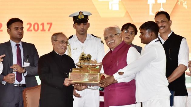 Haryana CM Manohar Lal Khattar presents a memento to President Pranab Mukherjee during the inauguration of Drivers’ Training Institute and a government senior secondary school at Daula Village, Sohna, Gurgaon on Friday. (Sanjeev Verma/HT Photo) Haryana CM Manohar Lal Khattar presents a memento to President Pranab Mukherjee during the inauguration of Drivers’ Training Institute and a government senior secondary school at Daula Village, Sohna, Gurgaon on Friday. (Sanjeev Verma/HT Photo)
