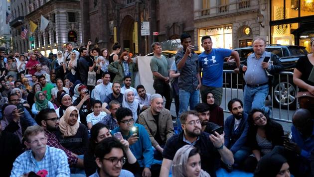 Muslim and supporters wait for Iftar, breaking fast during their holy month of Ramadan -when Muslim devotees around the world fast from dawn to dusk - during a demonstration to protest US President Donald Trump's stand on Muslim and immigrants, near the Trump Tower in New York on June 1, 2017. (AFP Photo) Muslim and supporters wait for Iftar, breaking fast during their holy month of Ramadan -when Muslim devotees around the world fast from dawn to dusk - during a demonstration to protest US President Donald Trump's stand on Muslim and immigrants, near the Trump Tower in New York on June 1, 2017. (AFP Photo)