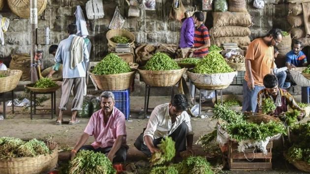 Mumbaiites may have to pay a little more for milk, as the CM assured farmers that cooperative dairies would pay them more for the commodity.(HT File Photo)