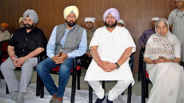 Punjab chief minister Capt Amarinder Singh paying homage to late police official KPS Gill at a bhog ceremony in Constitution Club, New Delhi, on June 3, 2017. (PTI) Punjab chief minister Capt Amarinder Singh paying homage to late police official KPS Gill at a bhog ceremony in Constitution Club, New Delhi, on June 3, 2017. (PTI)