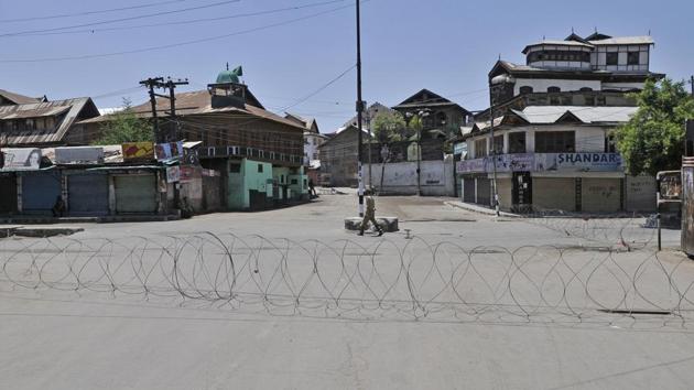 A policeman patrols near barbed wire set up as a barricade during curfew in downtown area of Srinagar.(Waseem Andrabi/Hindustan Times) A policeman patrols near barbed wire set up as a barricade during curfew in downtown area of Srinagar.(Waseem Andrabi/Hindustan Times)