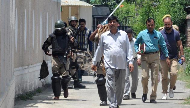 The NIA team carried out searches at 14 places in Kashmir and eight places in Delhi in connection with terror funding received from Pakistan. (Waseem Andrabi / HT photo) The NIA team carried out searches at 14 places in Kashmir and eight places in Delhi in connection with terror funding received from Pakistan. (Waseem Andrabi / HT photo)