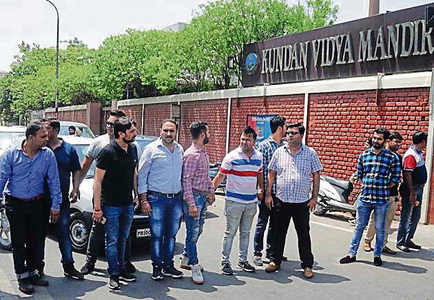 Parents protesting outside Kundan Vidya Mandir, Civil Lines, in Ludhiana on Saturday. (HT Photo) Parents protesting outside Kundan Vidya Mandir, Civil Lines, in Ludhiana on Saturday. (HT Photo)