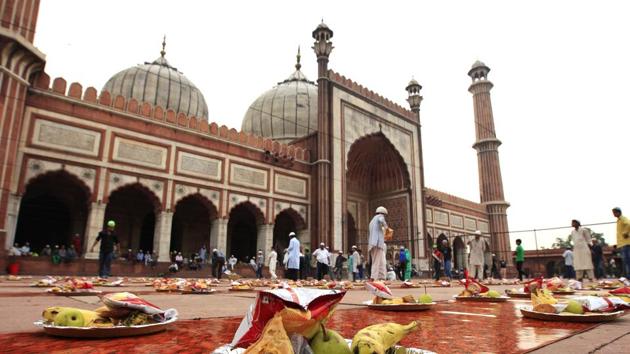 An iftar dining spread minutes before sunset in the courtyard of Jama Masjid. (Ajay Aggarwal/HT Photo.) An iftar dining spread minutes before sunset in the courtyard of Jama Masjid. (Ajay Aggarwal/HT Photo.)
