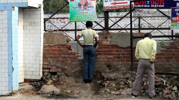 Sure, when it comes to toilets, India doesn’t have enough, but I am not convinced that has anything to do with it. I’ve seen enough men peeing right next to fully functional (and reasonably clean) public conveniences. When confronted, most of them try to brazen it out. Most aren’t embarrassed.(Sonu Mehta/HT Photo)