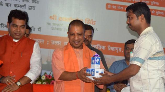 Yogi Adityanath distributing free LED lights to a consumer. (Sheeraz Rizvi/HT Photo) Yogi Adityanath distributing free LED lights to a consumer. (Sheeraz Rizvi/HT Photo)
