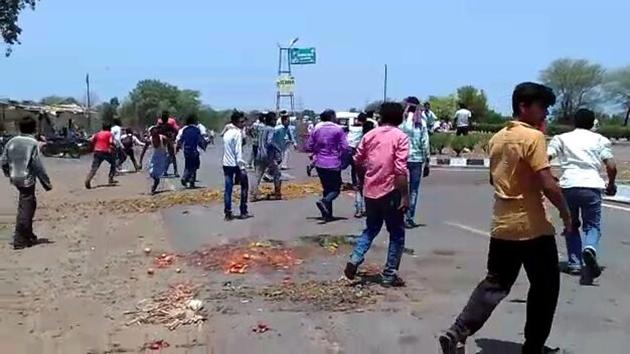 Farmers protest on a road in Sehore in Madhya Pradesh on Sunday. (HT Photo) Farmers protest on a road in Sehore in Madhya Pradesh on Sunday. (HT Photo)