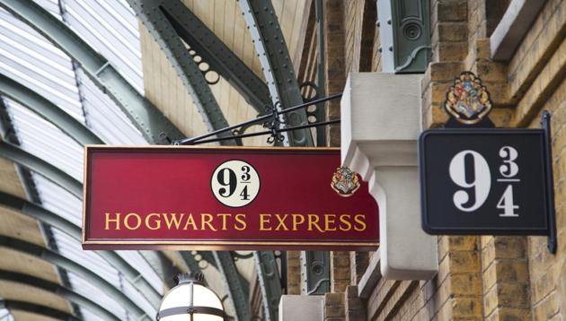 Platform 9 3/4 in The Wizarding World of Harry Potter, Universal Studios, Florida, USA (Shutterstock) Platform 9 3/4 in The Wizarding World of Harry Potter, Universal Studios, Florida, USA (Shutterstock)