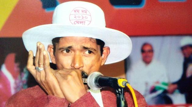 CPI (M) functionary Salil Bose alias Bablu, seen playing harmonica at a party meeting in this file picture, succumbs to injuries he sustained when police baton-charged on protesting Left activists on May 22.(HT Photo)