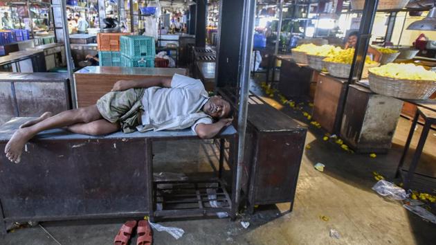 Vendors received no supply at Dadar flower market on Saturday.(Kunal Patil/HT)