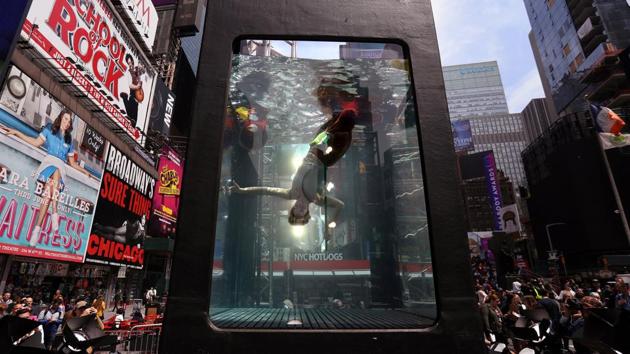 A performer takes part in an event titled ‘Science in the Square’ which is used to highlight science and in particular, climate change in Times Square in the Manhattan borough of New York City, U.S. (Carlo Allegri / REUTERS) A performer takes part in an event titled ‘Science in the Square’ which is used to highlight science and in particular, climate change in Times Square in the Manhattan borough of New York City, U.S. (Carlo Allegri / REUTERS)