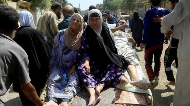 Displaced Iraqi people who fled from clashes head to safer territory while riding in a cart, in western Mosul, Iraq, June 3, 2017. (REUTERS Photo) Displaced Iraqi people who fled from clashes head to safer territory while riding in a cart, in western Mosul, Iraq, June 3, 2017. (REUTERS Photo)