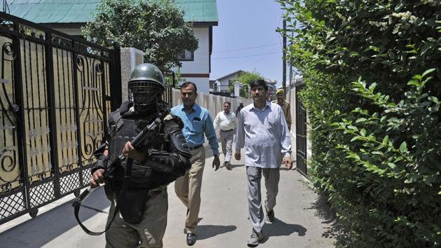 A NIA team during a raid in Sanat Nagar, Srinagar. (Waseem Andrabi/HT Photo) A NIA team during a raid in Sanat Nagar, Srinagar. (Waseem Andrabi/HT Photo)