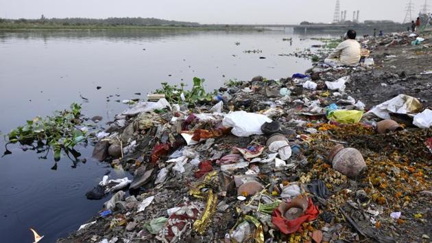Indian cities produce nearly 40,000 million litres of sewage every day and barely 20 percent of it is treated, according to a new report released by the Centre for Science and Environment (CSE). (Arun Sharma/HT PHOTO)