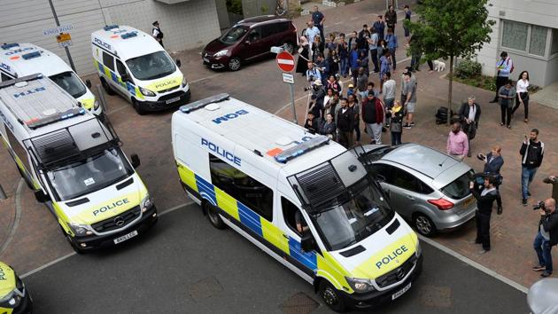 Police vans leave carrying a number of women who were detained after a block of flats was raided in Barking, east London, Britain, June 4, 2017.(Reuters Photo) Police vans leave carrying a number of women who were detained after a block of flats was raided in Barking, east London, Britain, June 4, 2017.(Reuters Photo)