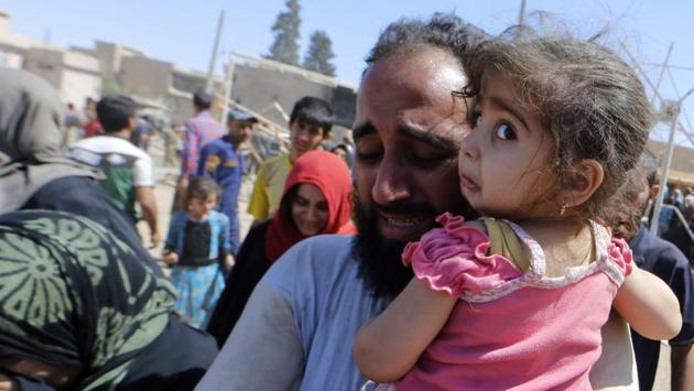 Displaced Iraqis evacuate their home in western Mosul's Zanjili neighbourhood on June 1, 2017 during ongoing battles between Iraqi forces to retake the city from Islamic State (IS) group fighters. (KARIM SAHIB / AFP) Displaced Iraqis evacuate their home in western Mosul's Zanjili neighbourhood on June 1, 2017 during ongoing battles between Iraqi forces to retake the city from Islamic State (IS) group fighters. (KARIM SAHIB / AFP)