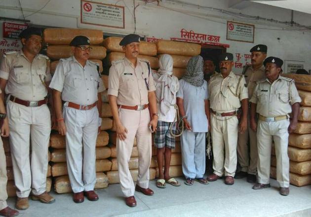 The Vaishali police team with the driver and cleaner of the truck from which the ganja was recovered on Sunday. (HT photo) The Vaishali police team with the driver and cleaner of the truck from which the ganja was recovered on Sunday. (HT photo)