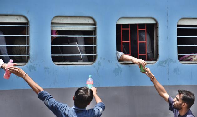 Activists distribute drinking water to passengers at Gurgaon Railway station as the temperature soared to 47°C in Gurgaon on Sunday. (Sanjeev Verma/HT PHOTO) Activists distribute drinking water to passengers at Gurgaon Railway station as the temperature soared to 47°C in Gurgaon on Sunday. (Sanjeev Verma/HT PHOTO)