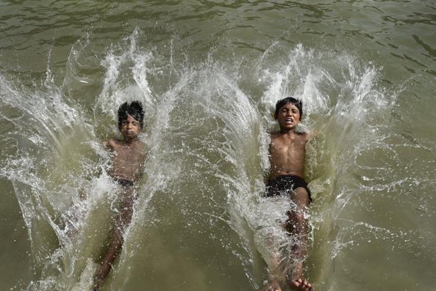 Boys beat the scorching heat in a water body in New Delhi on Sunday. The city recorded a temperature of 44 degrees Celsius on Sunday. (Burhaan Kinu/HT PHOTO) Boys beat the scorching heat in a water body in New Delhi on Sunday. The city recorded a temperature of 44 degrees Celsius on Sunday. (Burhaan Kinu/HT PHOTO)