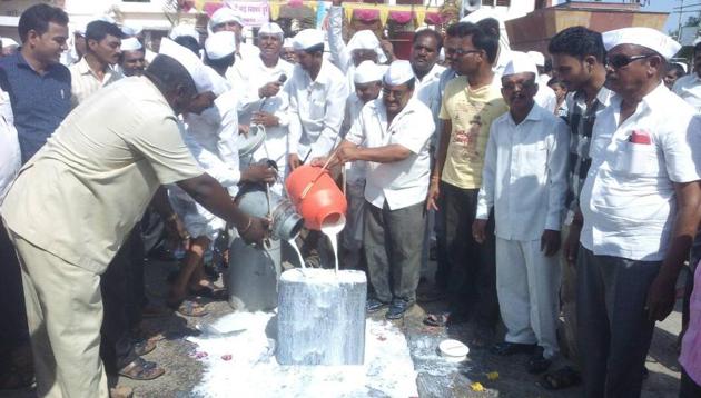 Protesting farmers in Rahata of Ahmednagar district offer milk ‘abhishek’ to a stone named after chief minister Devendra Fadnavis. (HT PHOTO) Protesting farmers in Rahata of Ahmednagar district offer milk ‘abhishek’ to a stone named after chief minister Devendra Fadnavis. (HT PHOTO)