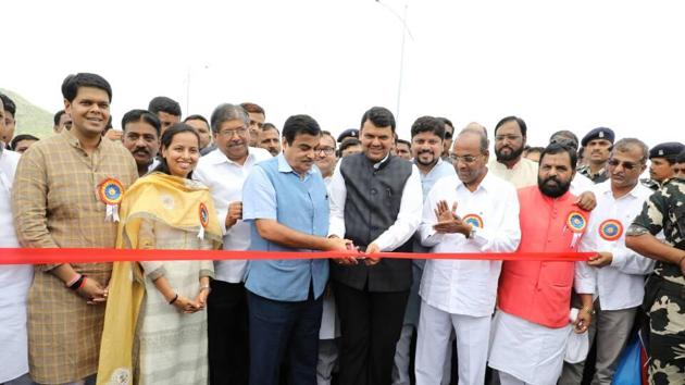Union minister Nitin Gadkari (in blue) and Maharashtra chief minister Devendra Fadnavis inaugurating the bridge on Monday. (Bachchan Kumar) Union minister Nitin Gadkari (in blue) and Maharashtra chief minister Devendra Fadnavis inaugurating the bridge on Monday. (Bachchan Kumar)