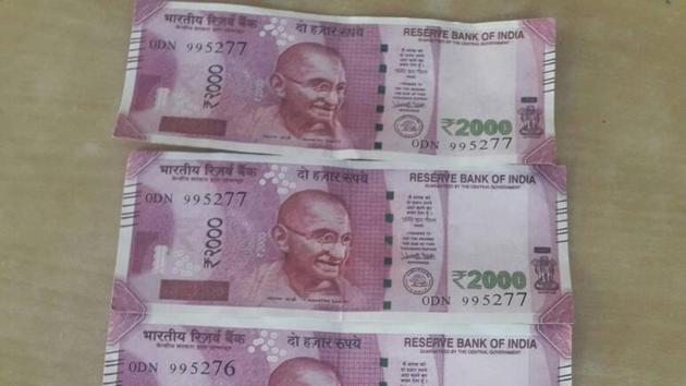 The police recovered five fake notes of Rs 2,000 (Rs 10,000), a forged registration certificate of a car and a fake driving license. (HT Photo) The police recovered five fake notes of Rs 2,000 (Rs 10,000), a forged registration certificate of a car and a fake driving license. (HT Photo)