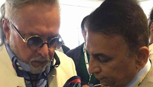 Vijay Mallya with Sunil Gavaskar during India vs Pakistan ICC Champions Trophy 2017 match.(Twitter)