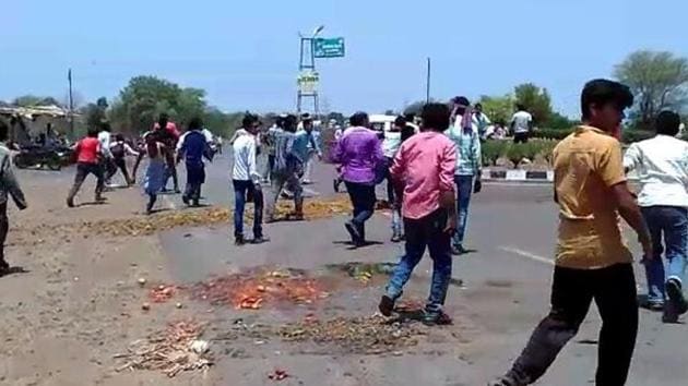 Farmers protest on a road in Sehore in Madhya Pradesh on Sunday, June 4, 2017.(HT Photo) Farmers protest on a road in Sehore in Madhya Pradesh on Sunday, June 4, 2017.(HT Photo)