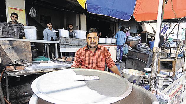 Meat sellers can only be issued licences if the shops are in areas where municipal services are provided. (Sunil Ghosh/HT File Photo) Meat sellers can only be issued licences if the shops are in areas where municipal services are provided. (Sunil Ghosh/HT File Photo)