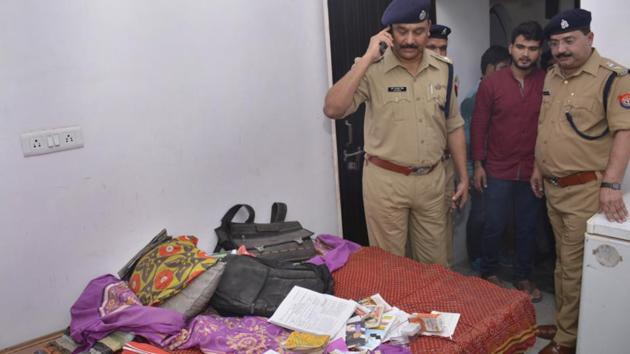 The robbers took away ₹4 lakh worth of jewellery and an equal amount in cash on Sunday night. (Sakib Ali /HT Photo) The robbers took away ₹4 lakh worth of jewellery and an equal amount in cash on Sunday night. (Sakib Ali /HT Photo)