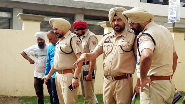 Police at the robbery site in Jagraon on Monday, June 5. (HT Photo) Police at the robbery site in Jagraon on Monday, June 5. (HT Photo)