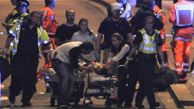 Police and members of the emergency services attend to victims of a terror attack on London Bridge in central London on June 3, 2017. (AFP Photo) Police and members of the emergency services attend to victims of a terror attack on London Bridge in central London on June 3, 2017. (AFP Photo)