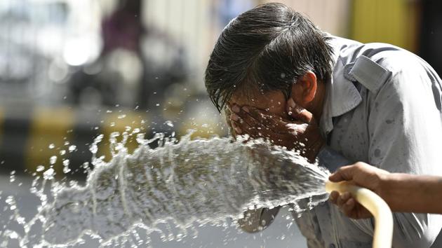 Photos: Heatwave grips Delhi, maximum above 45 degrees | Hindustan Times