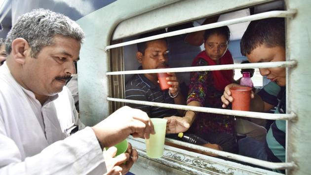 But a weather official said a heatwave circulating over north India is causing the pain this weekend. (Sanjeev Verma/HT PHOTO) 