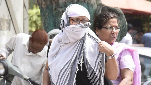 Such high temperatures can cause sunstroke or heatstroke to residents out in the open, especially children making the most of their summer holidays in neighbourhood parks.  (Sonu Mehta/HT PHOTO) 