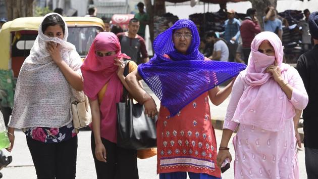 People cover themselves as temperature in Delhi remained over 44 degress Celsius. The searing heat also sent the power demand spiking to an all time high of 6,361 MW. (Sonu Mehta/HT PHOTO) People cover themselves as temperature in Delhi remained over 44 degress Celsius. The searing heat also sent the power demand spiking to an all time high of 6,361 MW. (Sonu Mehta/HT PHOTO)