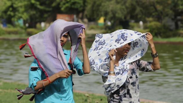 This is the hottest day of the season, beating the 44.4 and 45.4 degrees Celsius recorded at the meteorological office’s Safdarjung and Palam observatories on May 15. (Burhaan Kinu/HT PHOTO) 