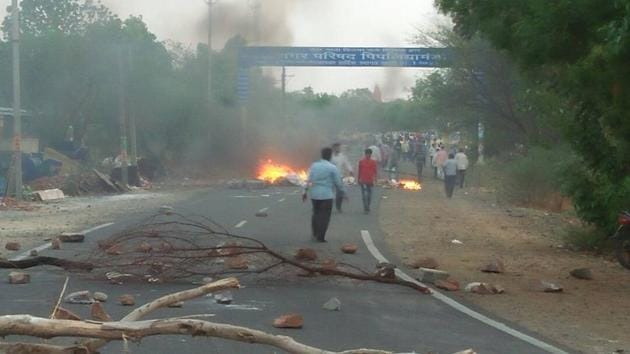Farmers set ablaze vehicles during protests in Pipalia in Madhya Pradesh.(HT Photo) Farmers set ablaze vehicles during protests in Pipalia in Madhya Pradesh.(HT Photo)