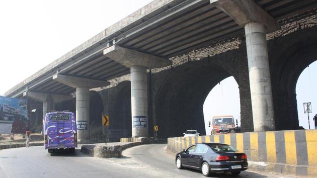The pillars of the 187-year-old Amrutanjan bridge are a serious traffic hazard, according to MSRDC officials.(HT Photo)